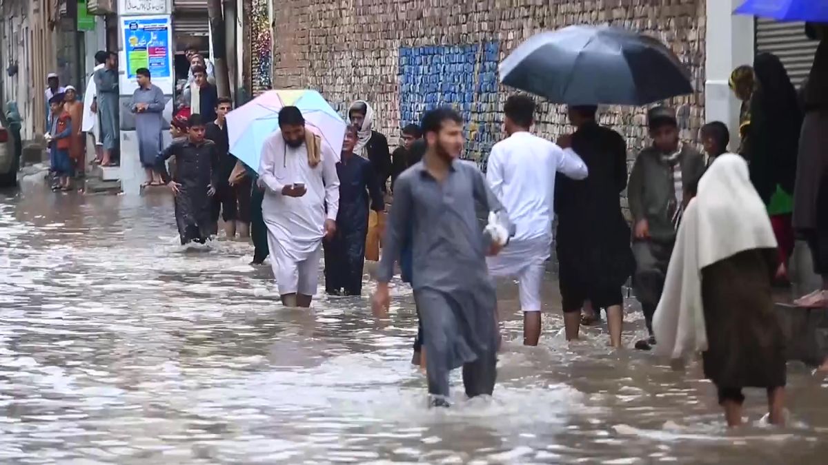 Video z Pákistánu, kde zabíjely blesky a prudké deště